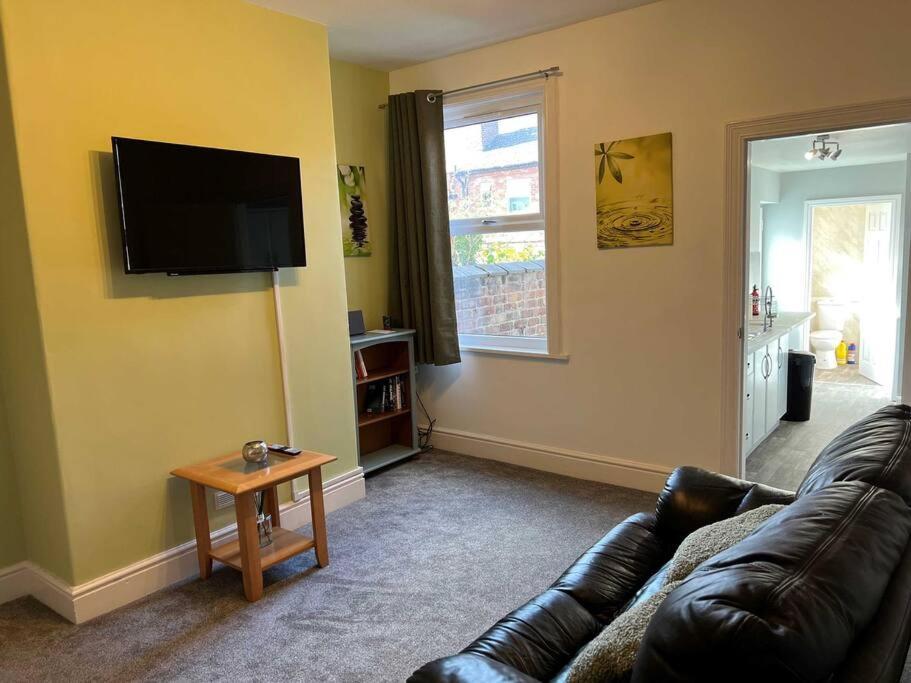 Spacious 2-Bedroom House In Stockton Heath With Free Wifi By Amazing Spaces Relocations Ltd Warrington  Extérieur photo