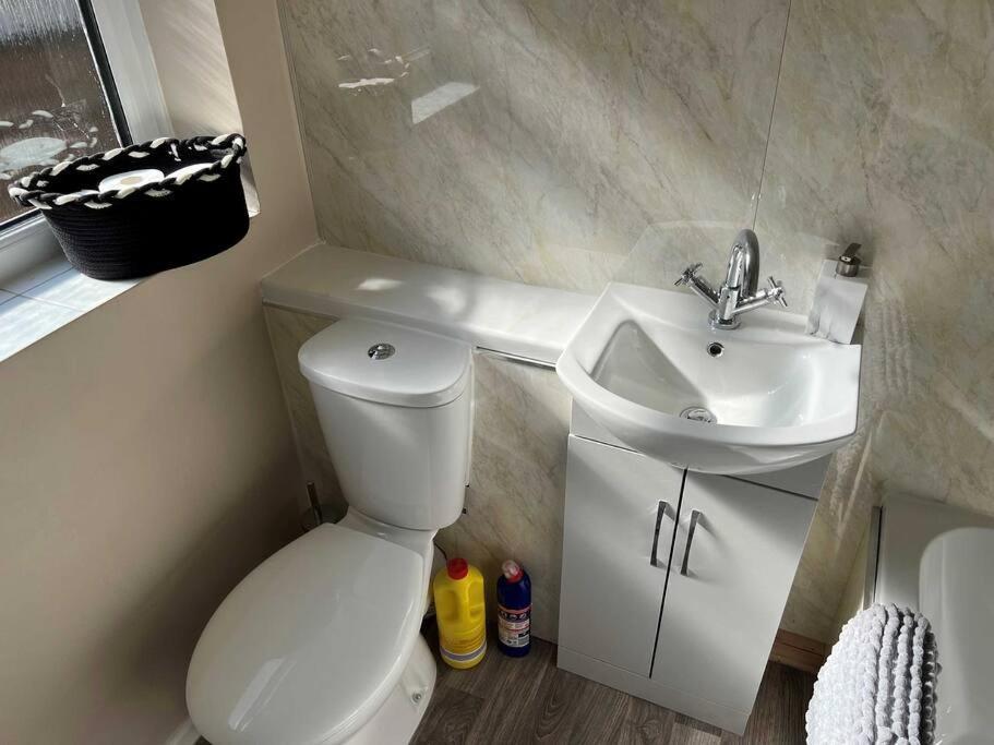Spacious 2-Bedroom House In Stockton Heath With Free Wifi By Amazing Spaces Relocations Ltd Warrington  Extérieur photo
