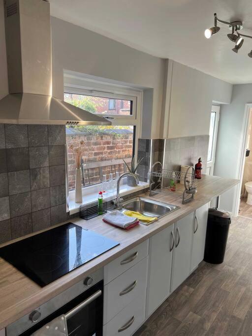 Spacious 2-Bedroom House In Stockton Heath With Free Wifi By Amazing Spaces Relocations Ltd Warrington  Extérieur photo