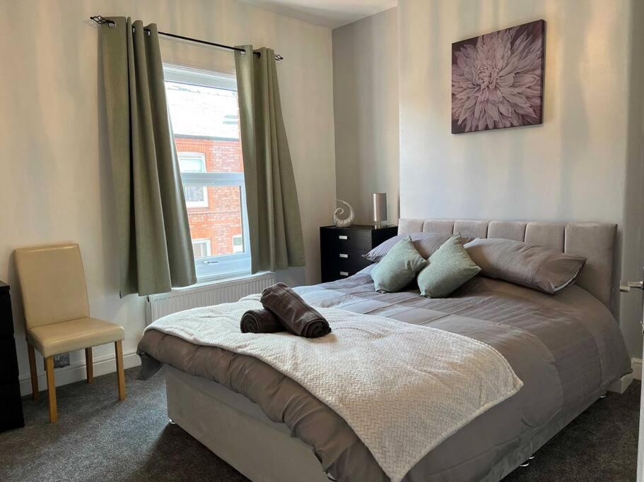Spacious 2-Bedroom House In Stockton Heath With Free Wifi By Amazing Spaces Relocations Ltd Warrington  Extérieur photo