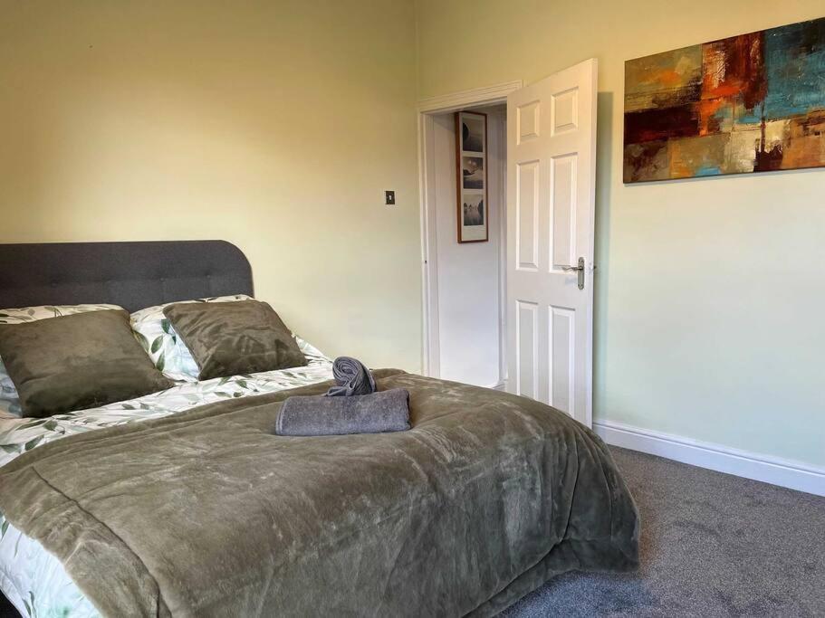 Spacious 2-Bedroom House In Stockton Heath With Free Wifi By Amazing Spaces Relocations Ltd Warrington  Extérieur photo