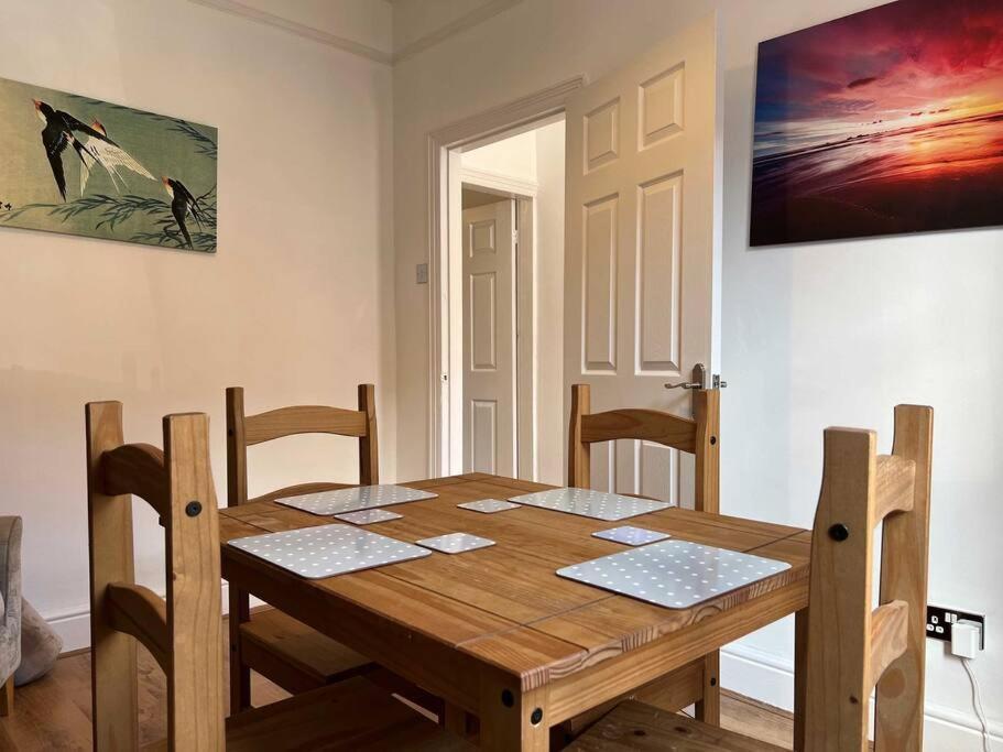 Spacious 2-Bedroom House In Stockton Heath With Free Wifi By Amazing Spaces Relocations Ltd Warrington  Extérieur photo