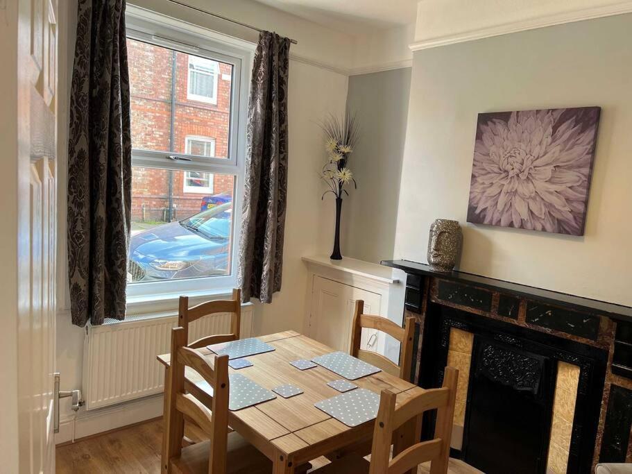 Spacious 2-Bedroom House In Stockton Heath With Free Wifi By Amazing Spaces Relocations Ltd Warrington  Extérieur photo