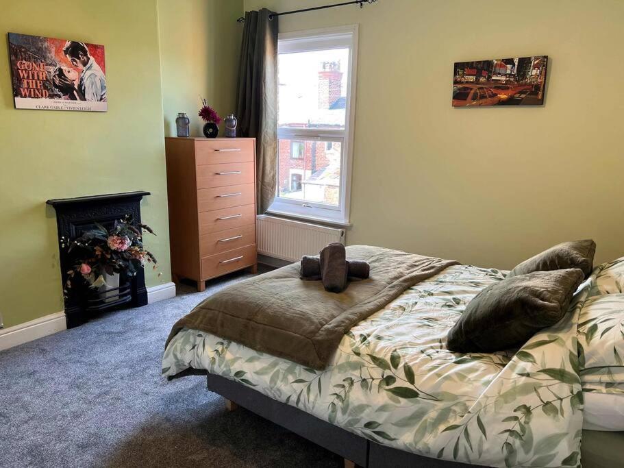 Spacious 2-Bedroom House In Stockton Heath With Free Wifi By Amazing Spaces Relocations Ltd Warrington  Extérieur photo