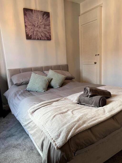 Spacious 2-Bedroom House In Stockton Heath With Free Wifi By Amazing Spaces Relocations Ltd Warrington  Extérieur photo